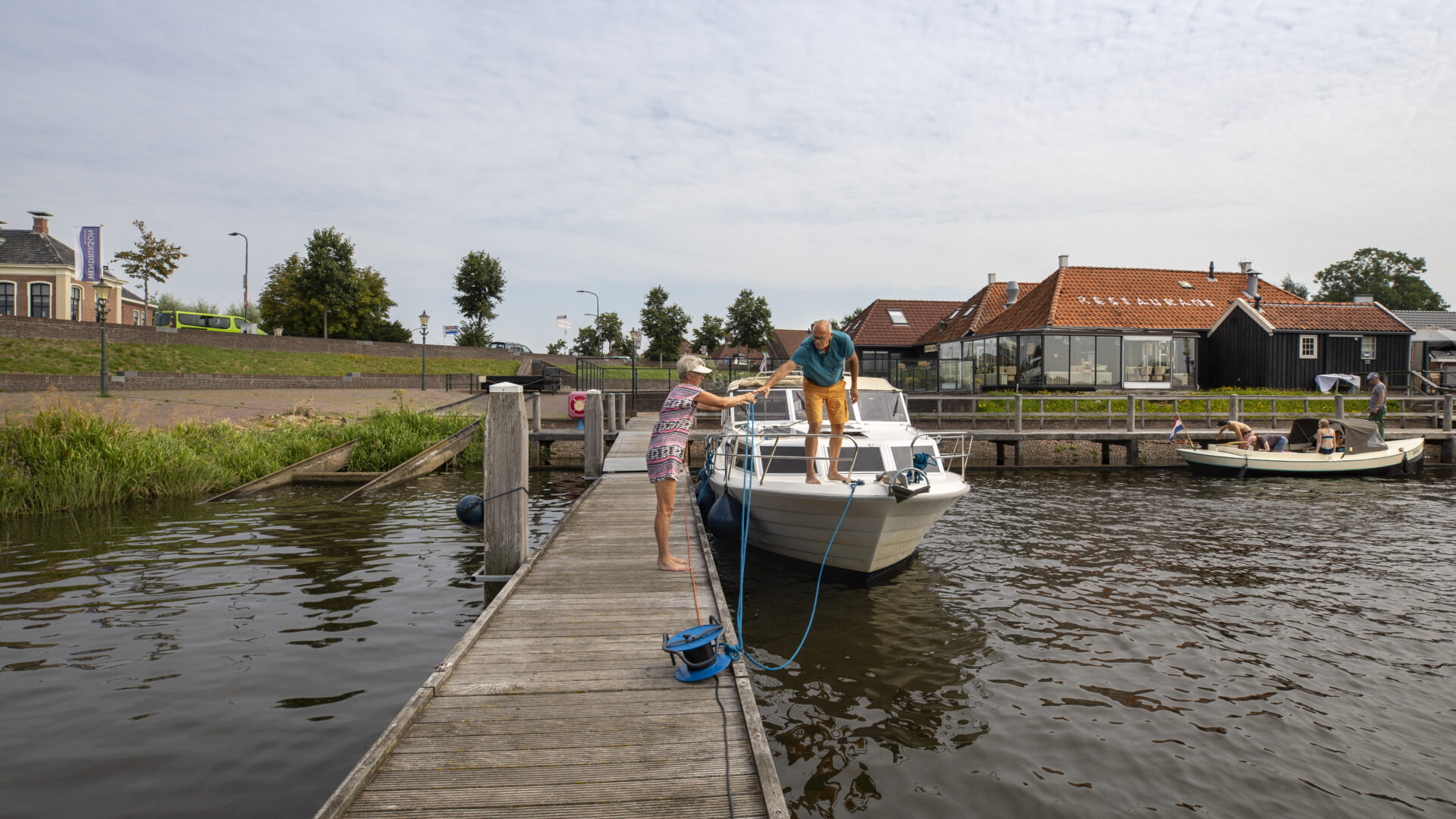 Decoratieve afbeelding van twee mensen die bootje gaan varen in Zoutkamp