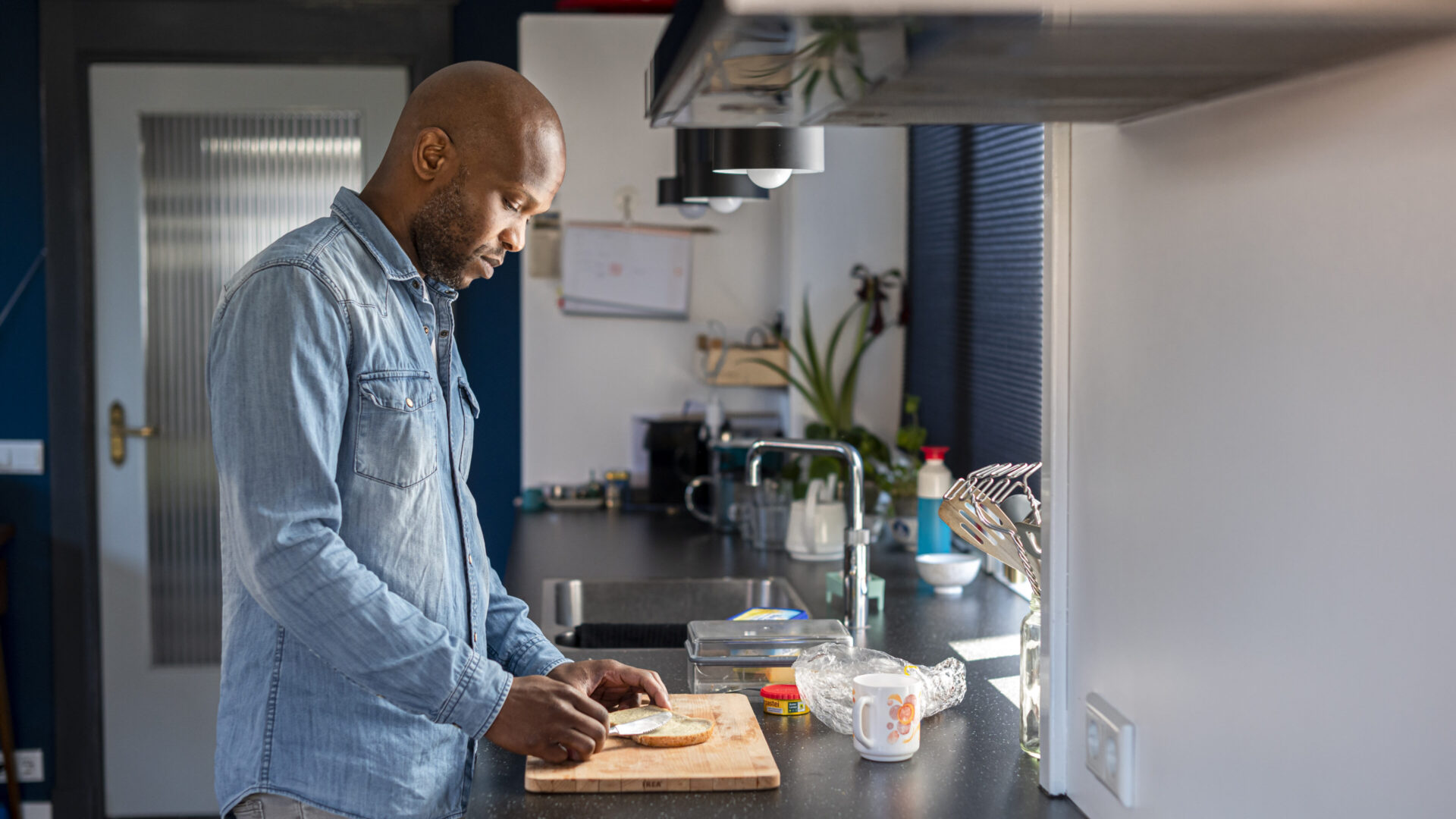 Decoratieve afbeelding van een anoniem persoon die een vraagteken voor zijn of haar hoofd houdt