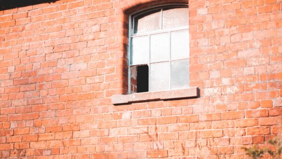 Decoratieve afbeelding van een gebroken ruit in een huis