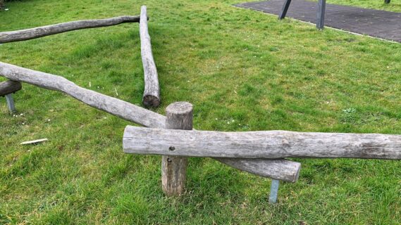 Decoratieve afbeelding van hindernisbalken in een speeltuin