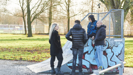 Jongeren staan in een groepje buiten