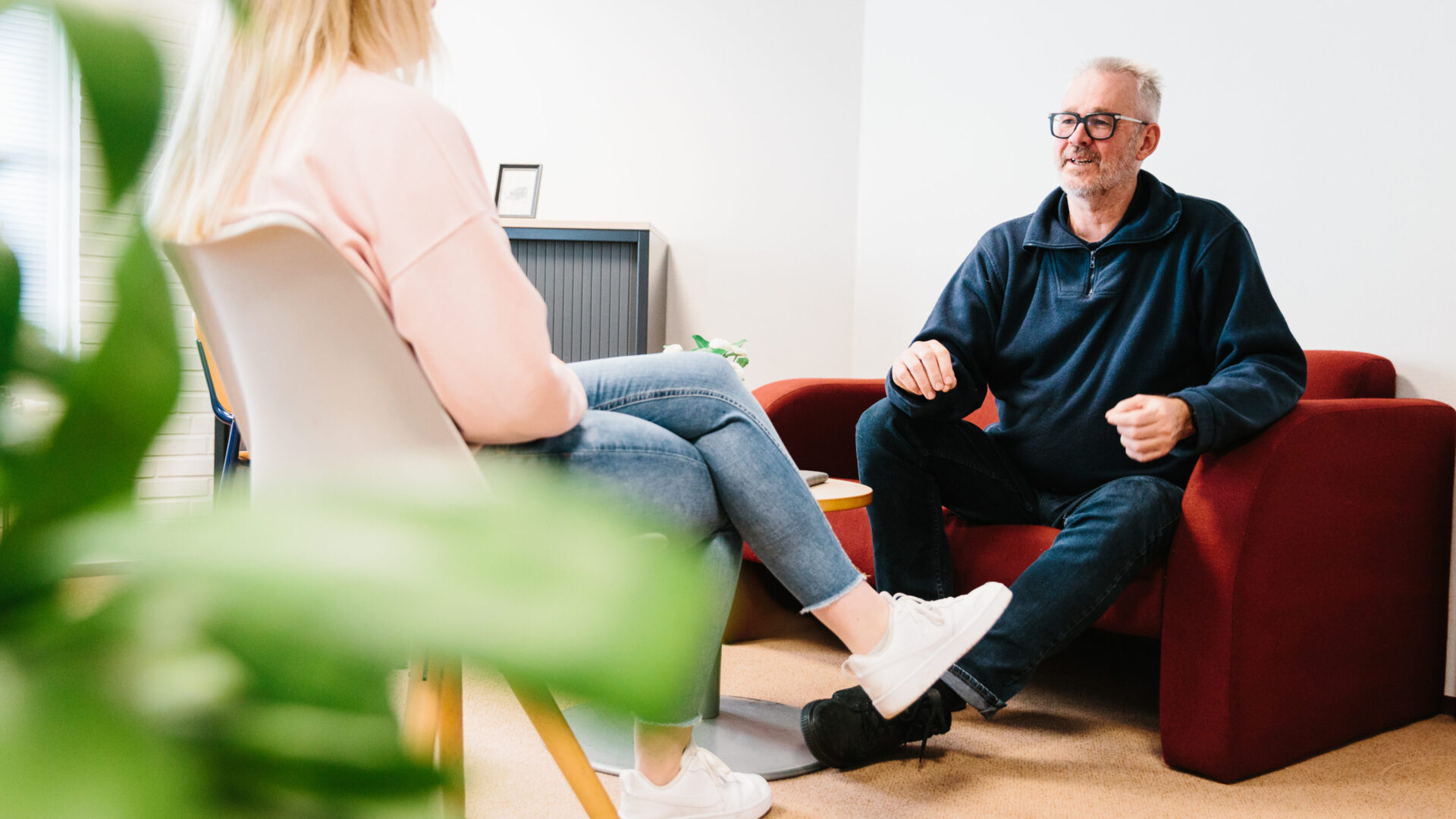 Man en vrouw in gesprek