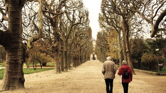 Decoratieve afbeeldingen van twee personen die door het park lopen