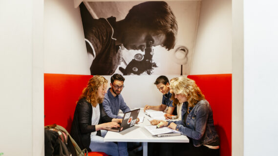Decoratieve foto van studenten die samenwerken aan een project