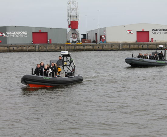 Kinderen in varen in boten voor hun eerste gastles van het project Nu leren wat later is