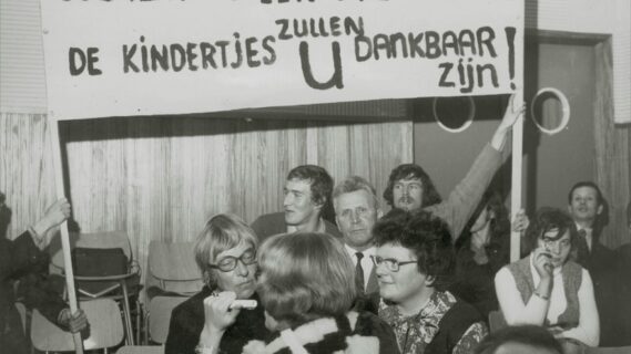 Decoratieve foto uit 1974 waarin bewoners oproepen tot een nieuw speelterrein voor de kinderen met een spandoek