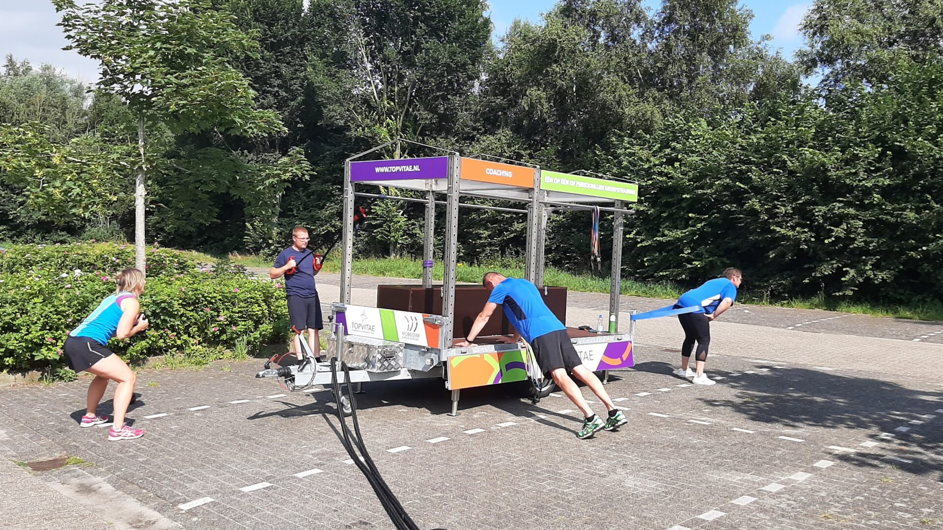 Foto van groep mensen die bij het Schildmeer met de Mobegym trainen