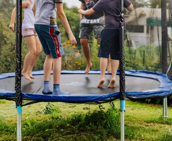 Decoratieve foto van spelende kinderen op een trampoline