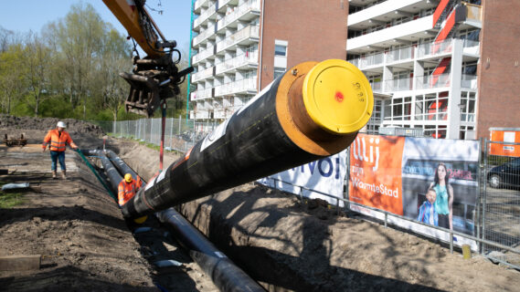 Decoratieve foto van buizen die in de grond worden gezet door WarmteStad
