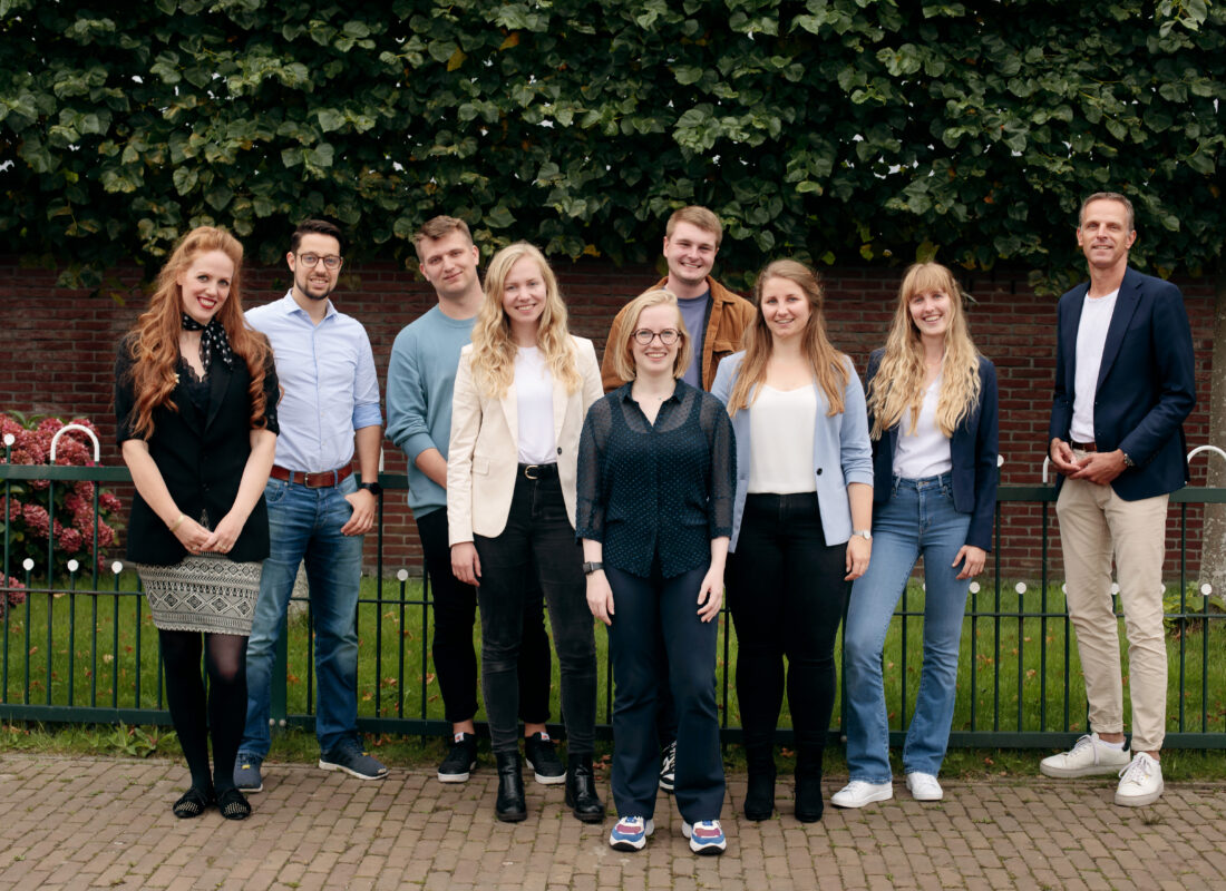Groepsfoto van de trainees met twee begeleiders