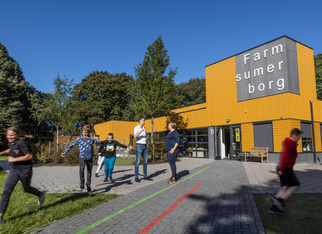 Decoratieve foto van kinderen spelend bij de school Farmsumerborg