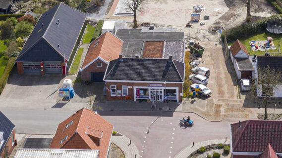 De Steunstee en de supermarkt in Woldendorp van boven