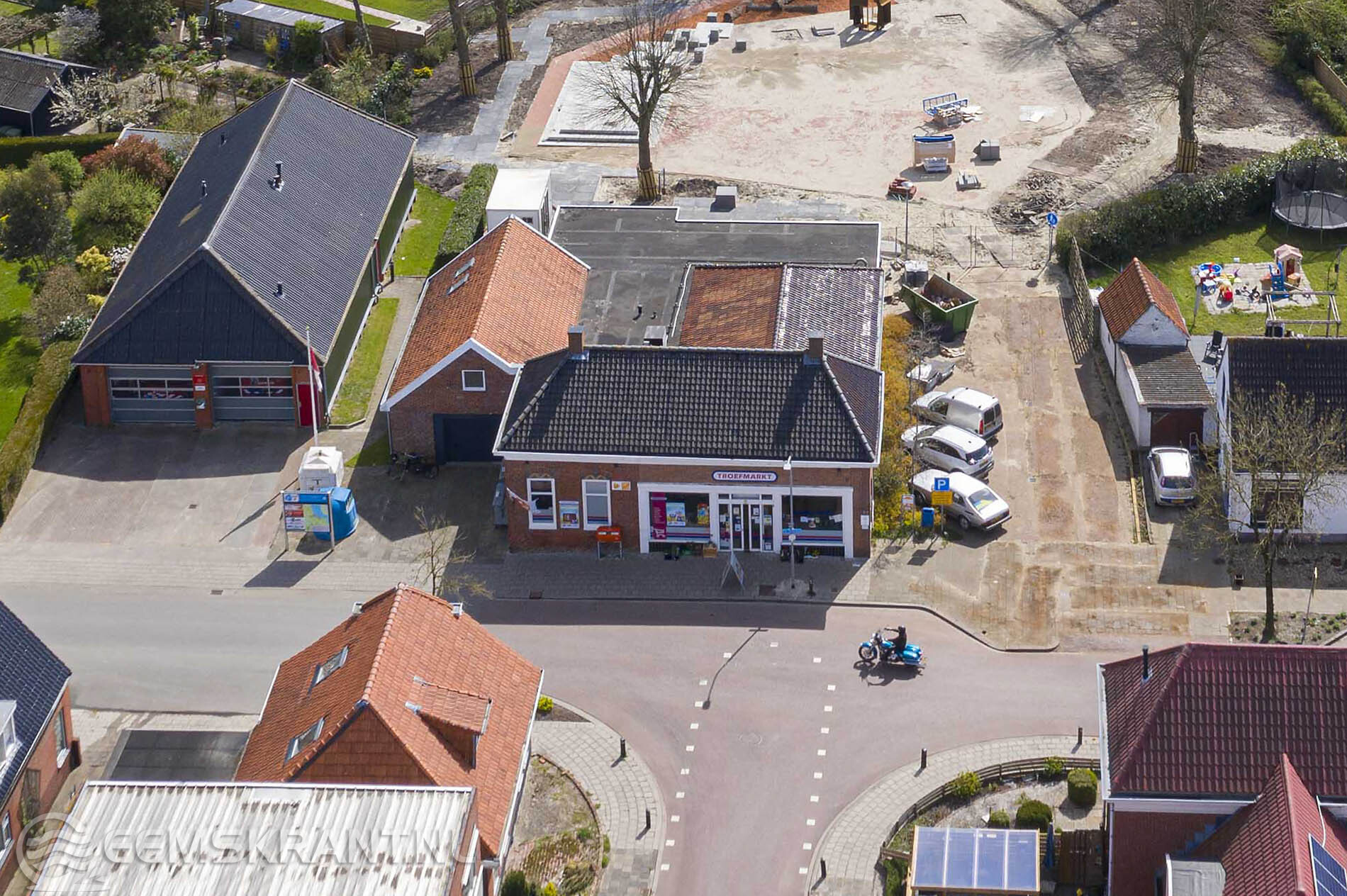 De Steunstee en de supermarkt in Woldendorp van boven