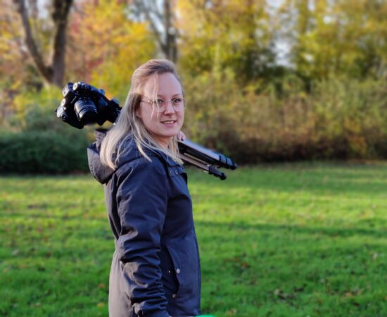 Portretfoto van Sandra Dijkstra met camera en microfoon in haar hand
