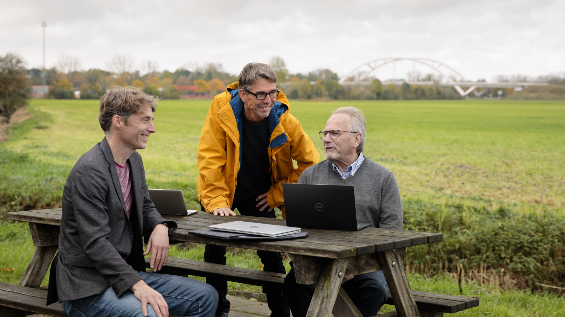 Foto van initiatiefnemers Merijn, Bouke en Ype op een picknickbank