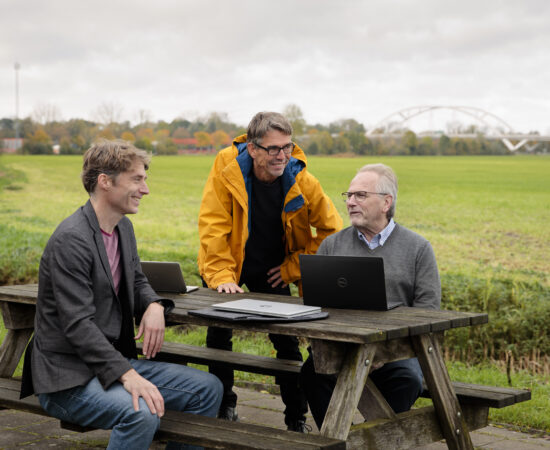 Foto van initiatiefnemers Merijn, Bouke en Ype op een picknickbank