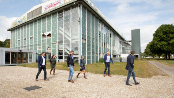 Initaitefnemers van Makeport Mercurius lopen voor de voormalige Philipsfabriek in Stadskanaal