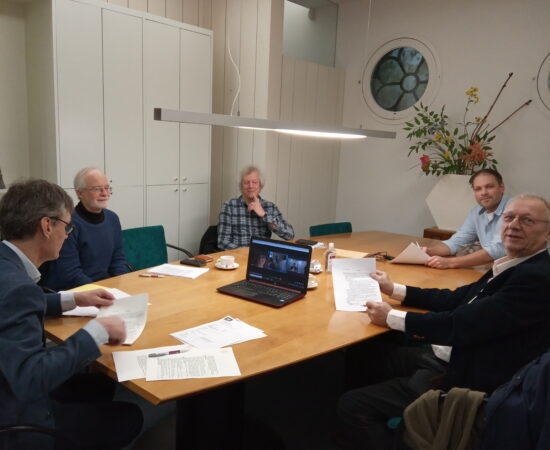 Bestuursleden van de stichting Zo Willen Wij Wonen (digitaal) om tafel bij de notaris voor de oprichting van de stichting