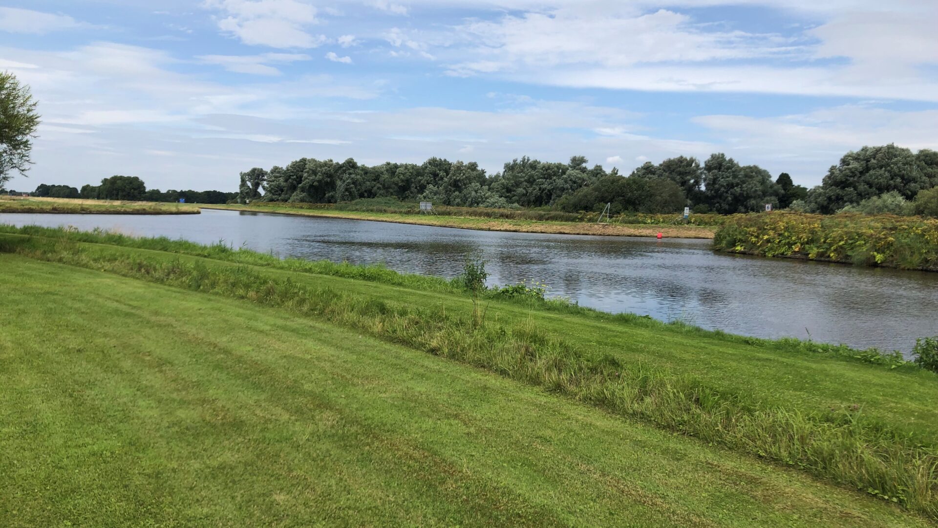 Het uitzicht vanaf de camperplaatsen op twee kanalen en twee riviertjes.