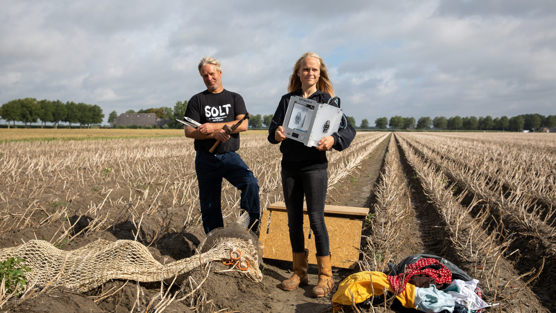 Initiatiefnemers van Groningen Werkt Circulair op het land met kleding en ander textiel