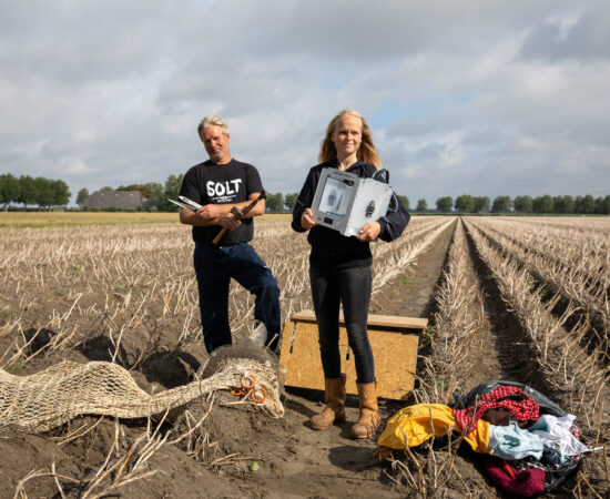 Initiatiefnemers van Groningen Werkt Circulair op het land met kleding en ander textiel