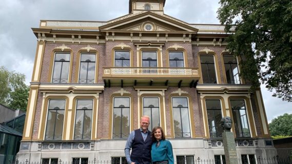Initiatiefnemers staan voor een monumentaal gebouw dat een Stee zal vormen