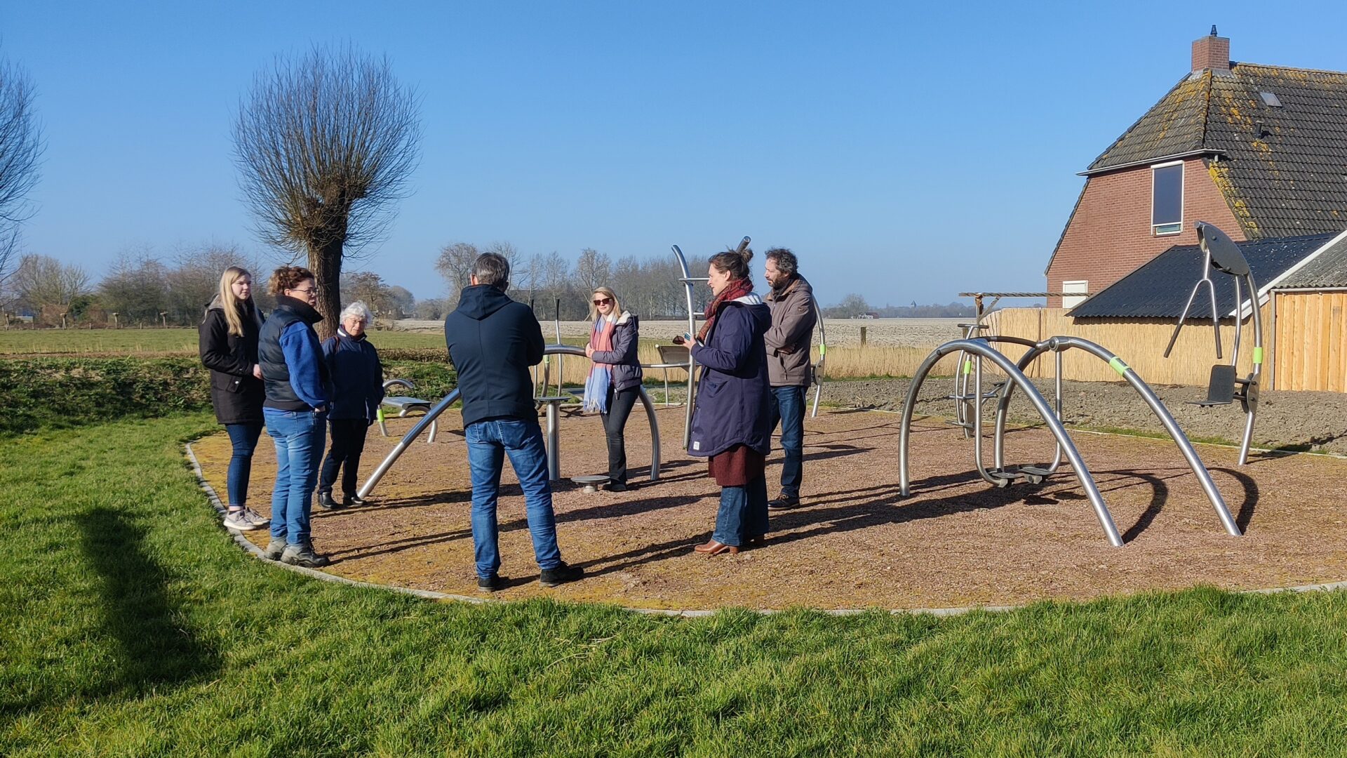 De leden van de beoordelingscomissie van Loket Leefbaarheid staan bij een sportparkje in Leermens