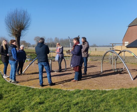 De leden van de beoordelingscomissie van Loket Leefbaarheid staan bij een sportparkje in Leermens