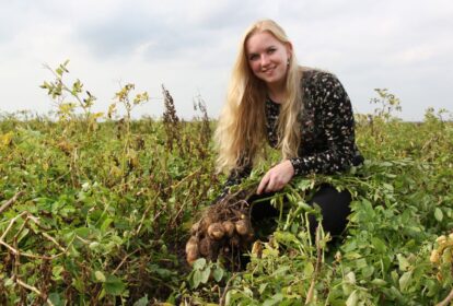 Evelien Drenth op haar hurken bij haar gewas