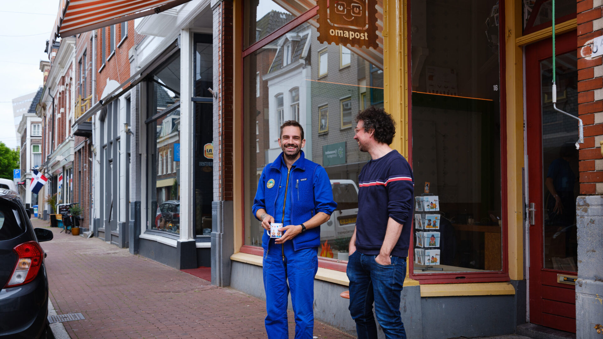 Wilbert van der Kamp met collega voor zijn winkel