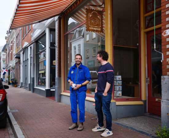 Wilbert van der Kamp met collega voor zijn winkel