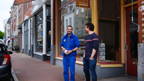 Wilbert van der Kamp met collega voor zijn winkel