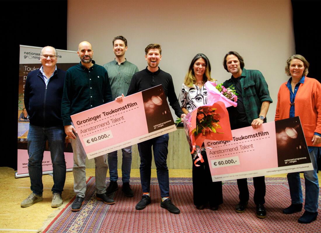 Uitreiking Groninger talentfilms, de winnaars staan met hun cheque naast de juryleden op de foto.