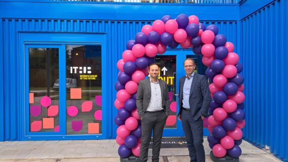 Gerben Dolsma, rechts op de foto, voor de IT Hub