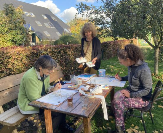 atelier in de tuin met drie vrouwen