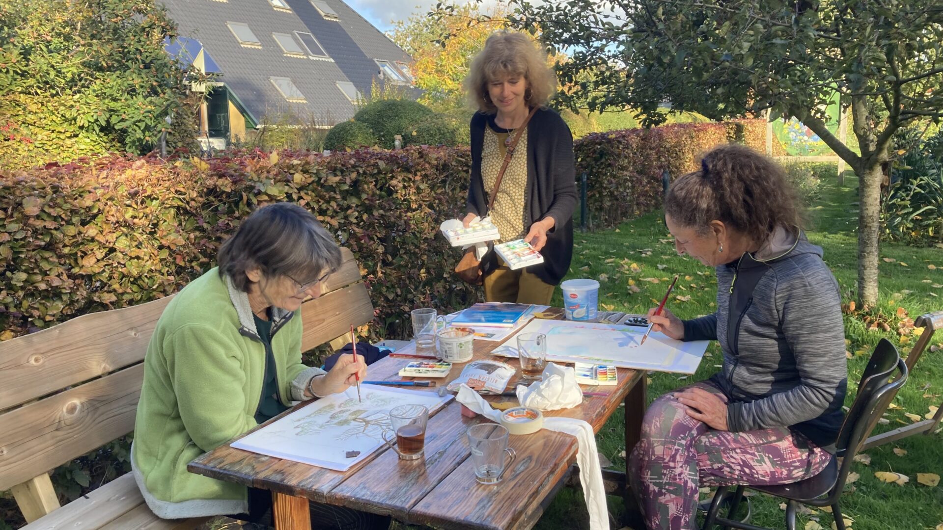 atelier in de tuin met drie vrouwen