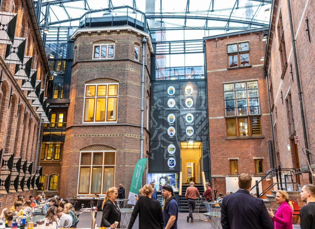 Leerlingen wachten in het provinciehuis van Groningen