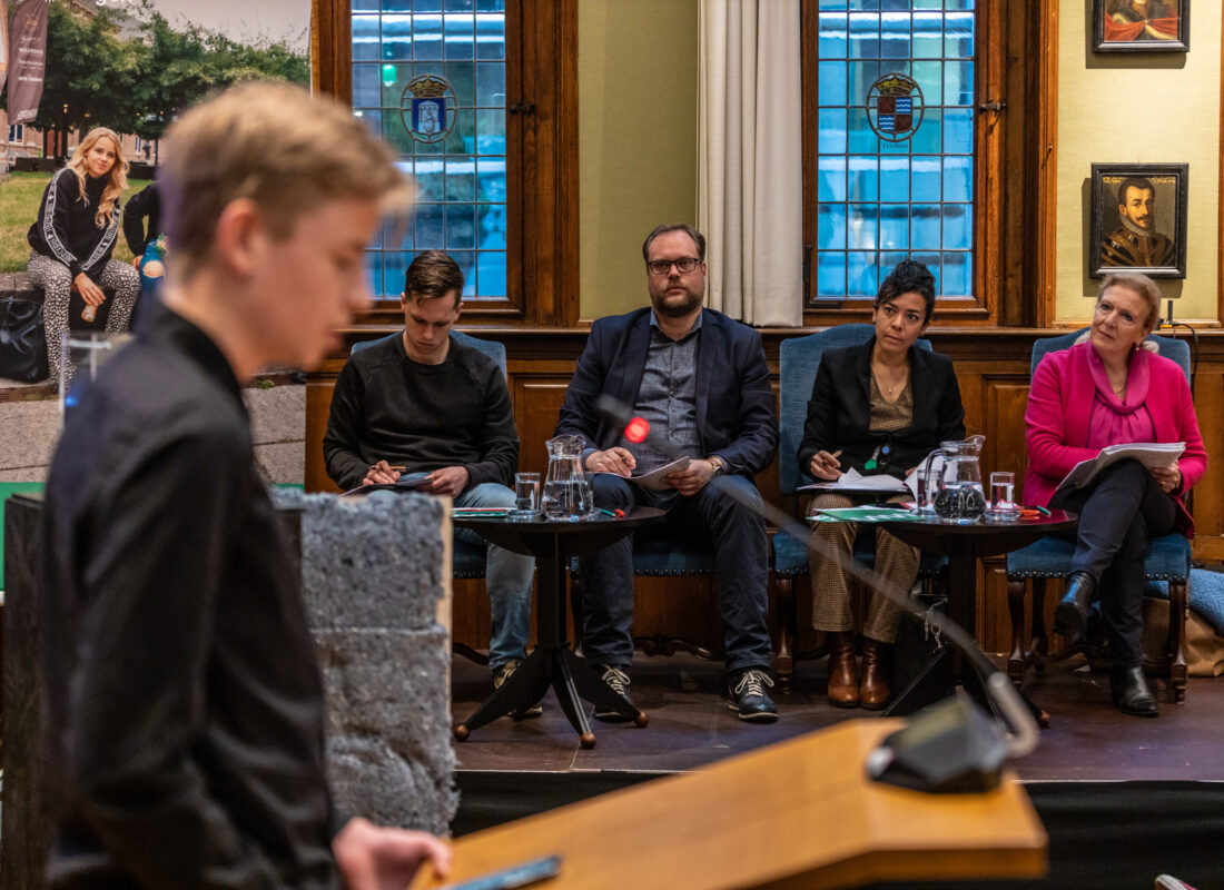 Jury luistert aandachtig naar een pitch