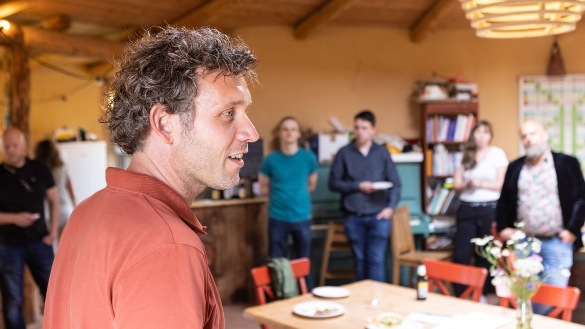 Johannes en een groep mensen