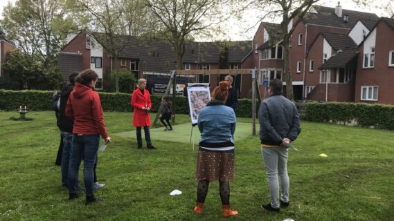 Bewoners op een grasveld in speeltuin