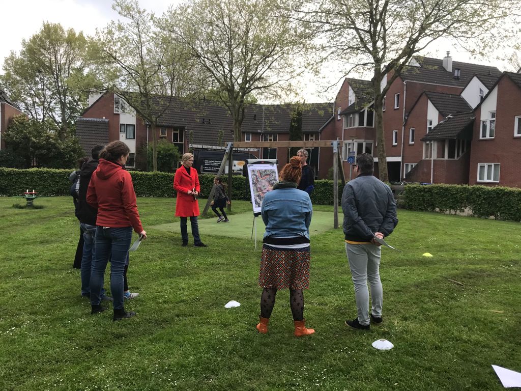 Bewoners op een grasveld in speeltuin