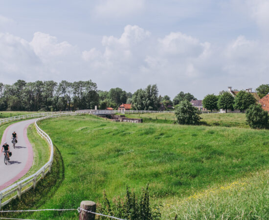 landschap Groningen met fietsers