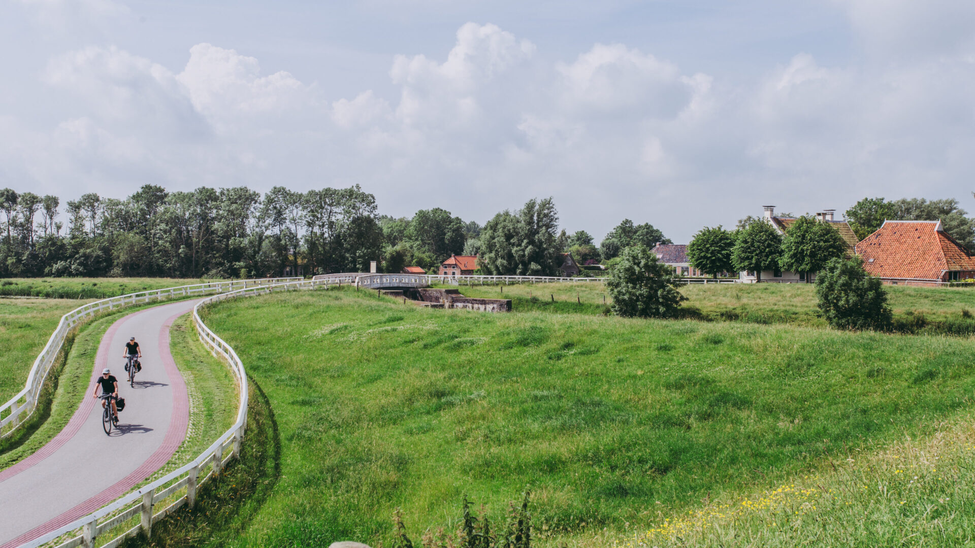 landschap Groningen met fietsers