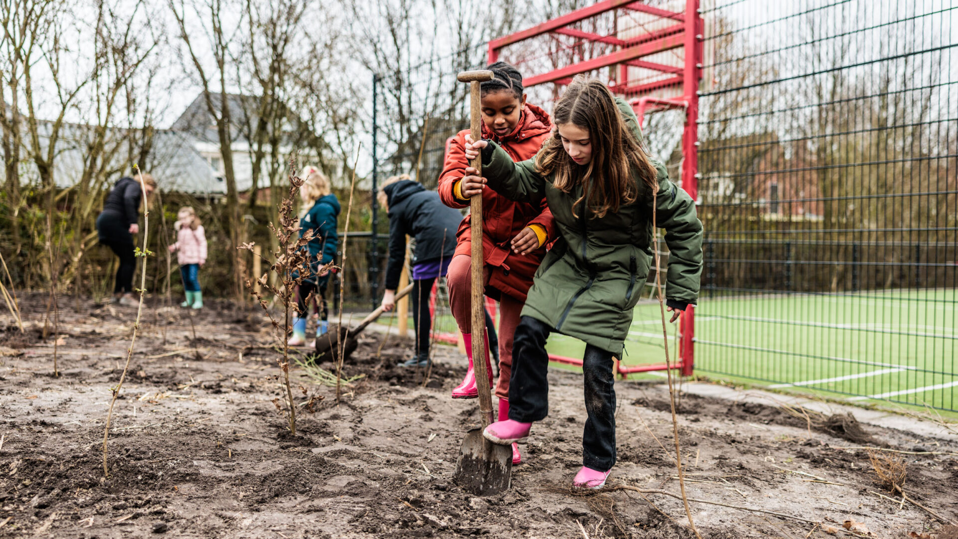 Kinderen planten tiny forest