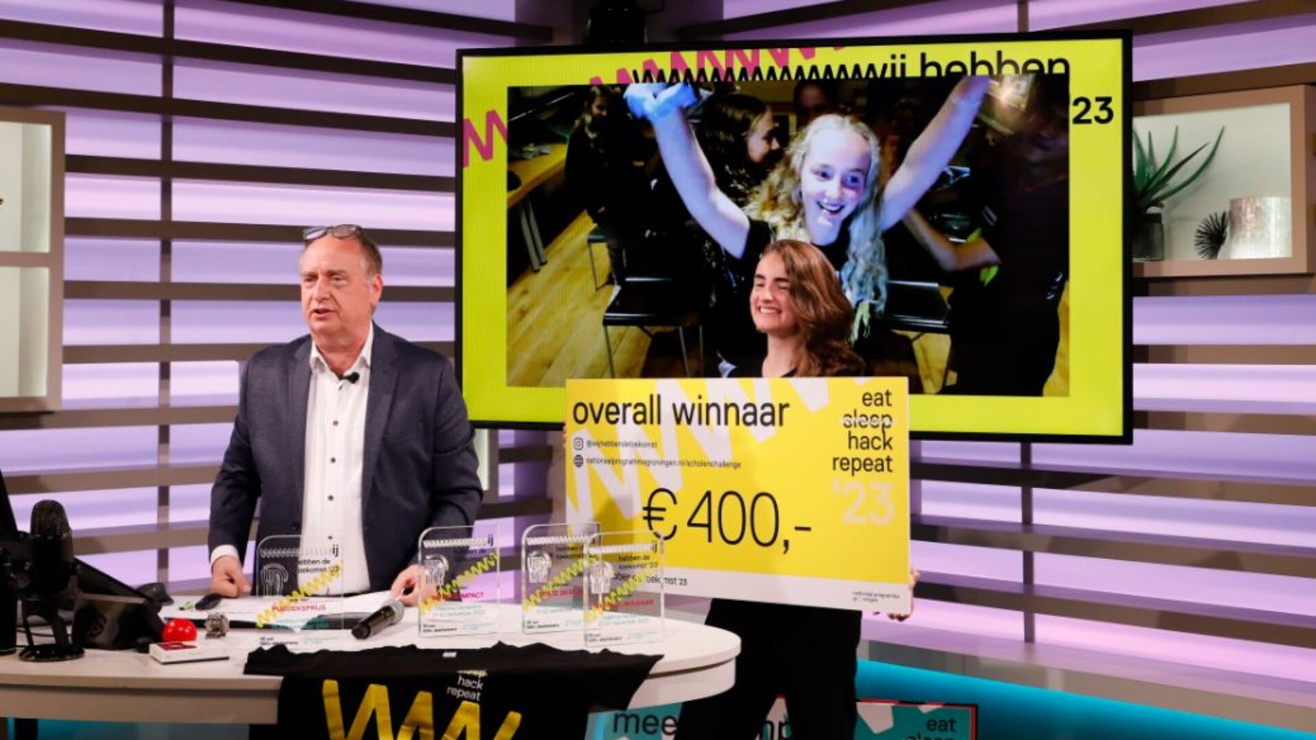 Winnaars krijgen tijdens de uitzending hun cheque overhandigd.