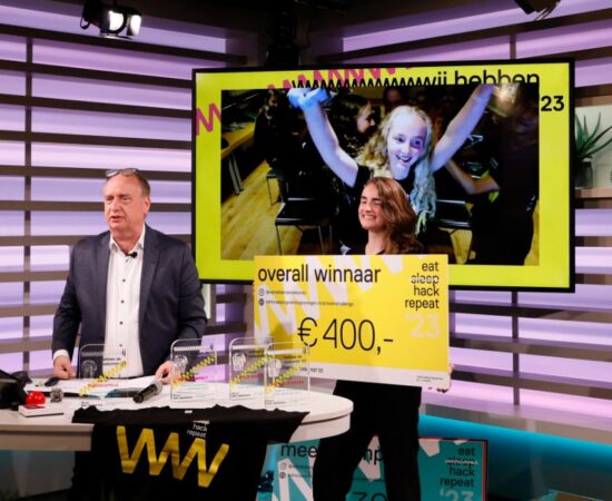 Winnaars krijgen tijdens de uitzending hun cheque overhandigd.