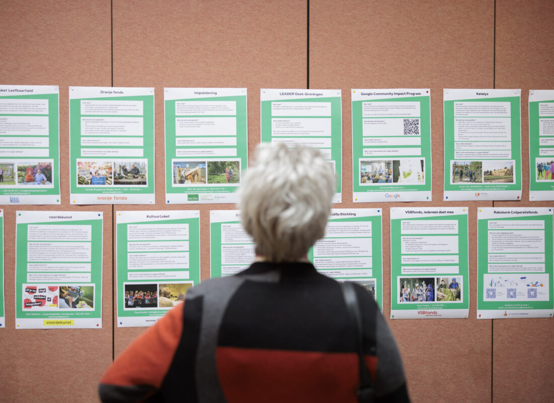 Deelnemer bij de posterwand op de Fondsendag