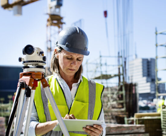 Vrouw op een tablet op industrieterrein