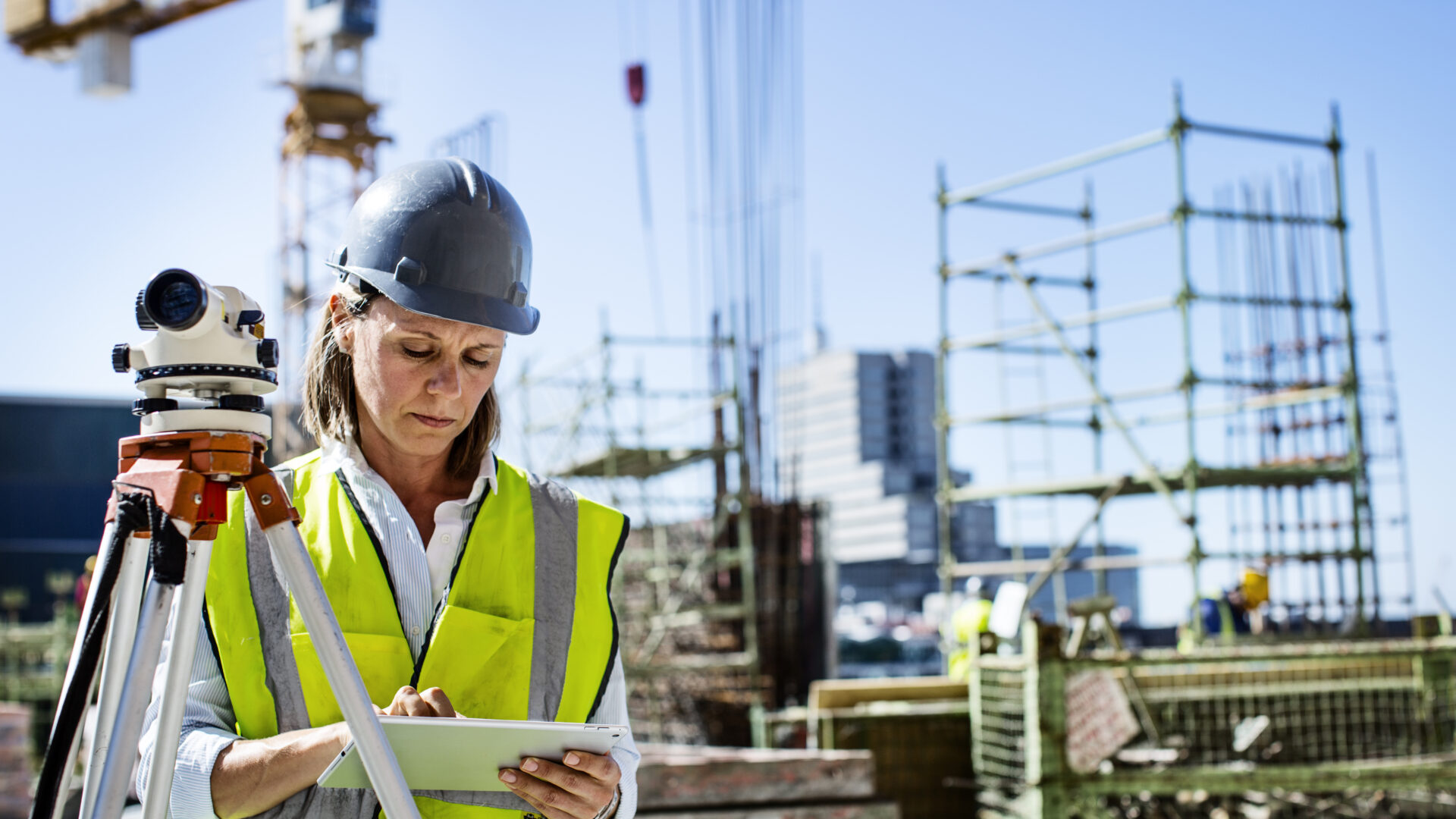 Vrouw op een tablet op industrieterrein