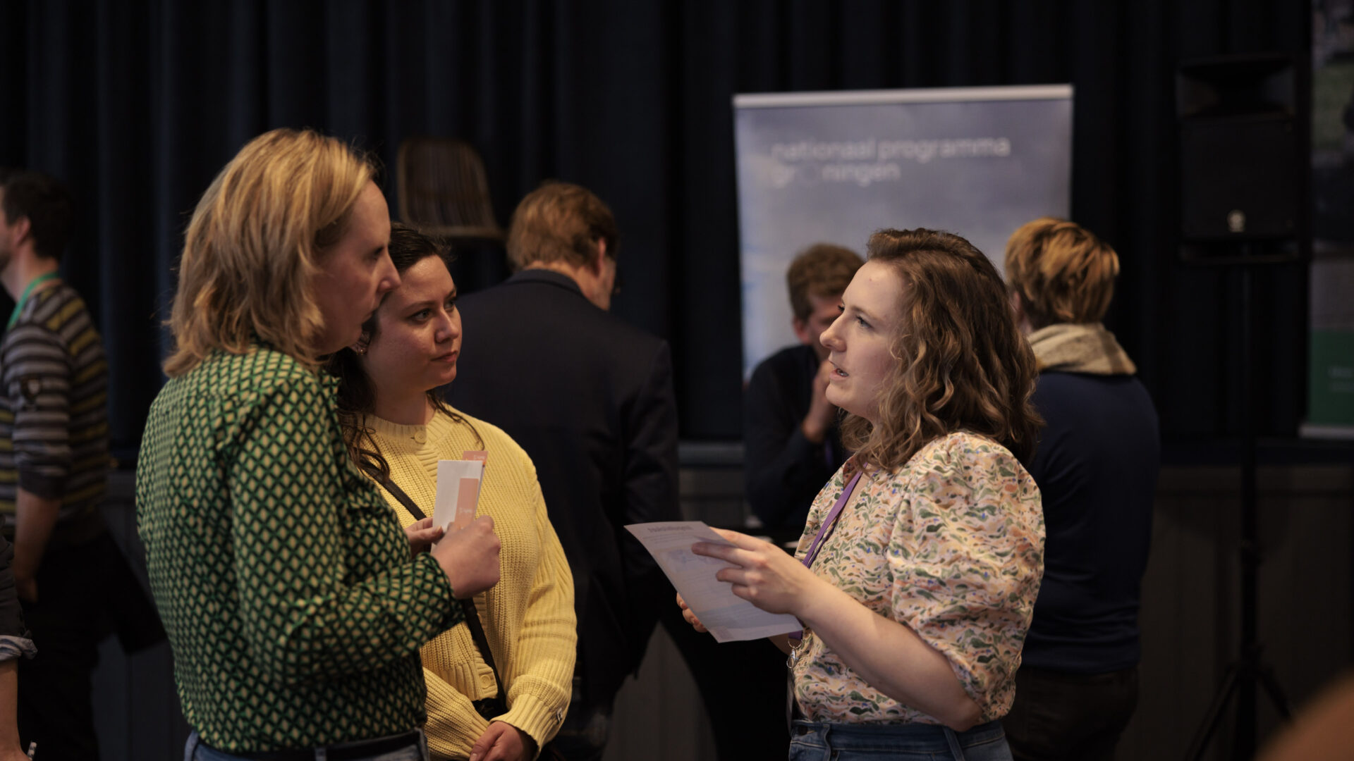 Bezoekers op de Fondsendag in gesprek